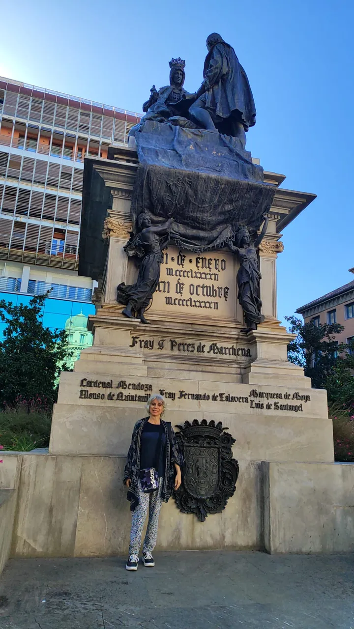 estatua Isabel La Católica.jpg