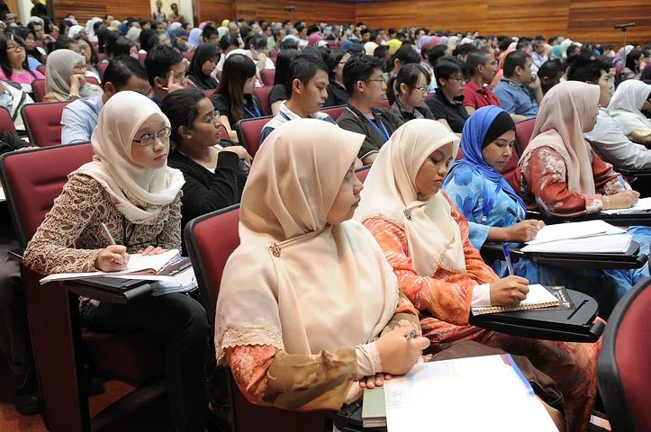 lecture-385357__480.jpg