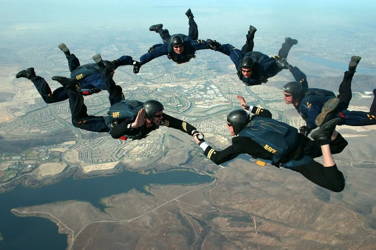 skydivers-81778_1280.jpg