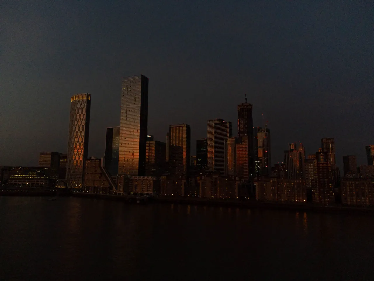 Canary Wharf sunset pano edit single image.jpg