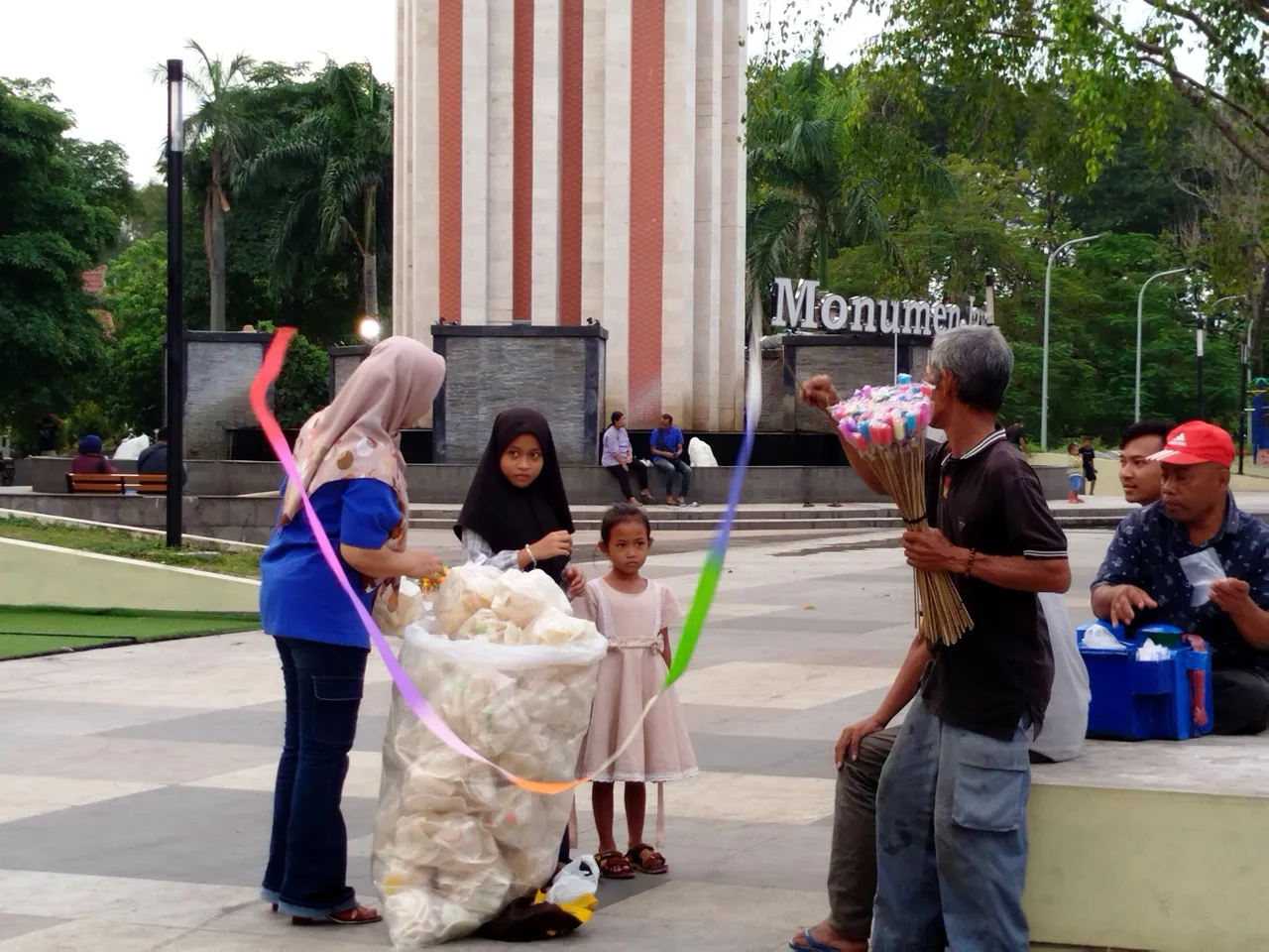 Penjual alun-alun1 - edited.jpg