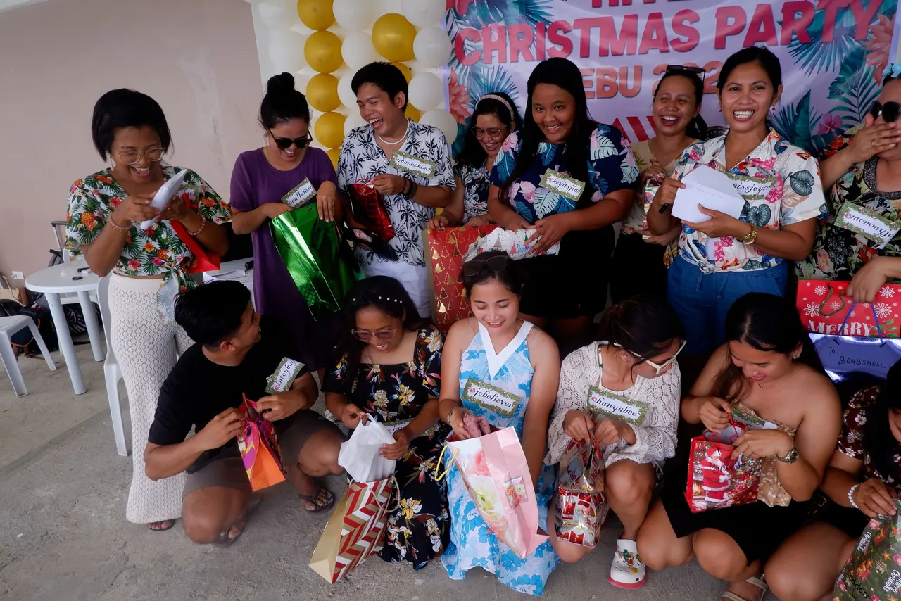 hivecebuxmas766.JPG