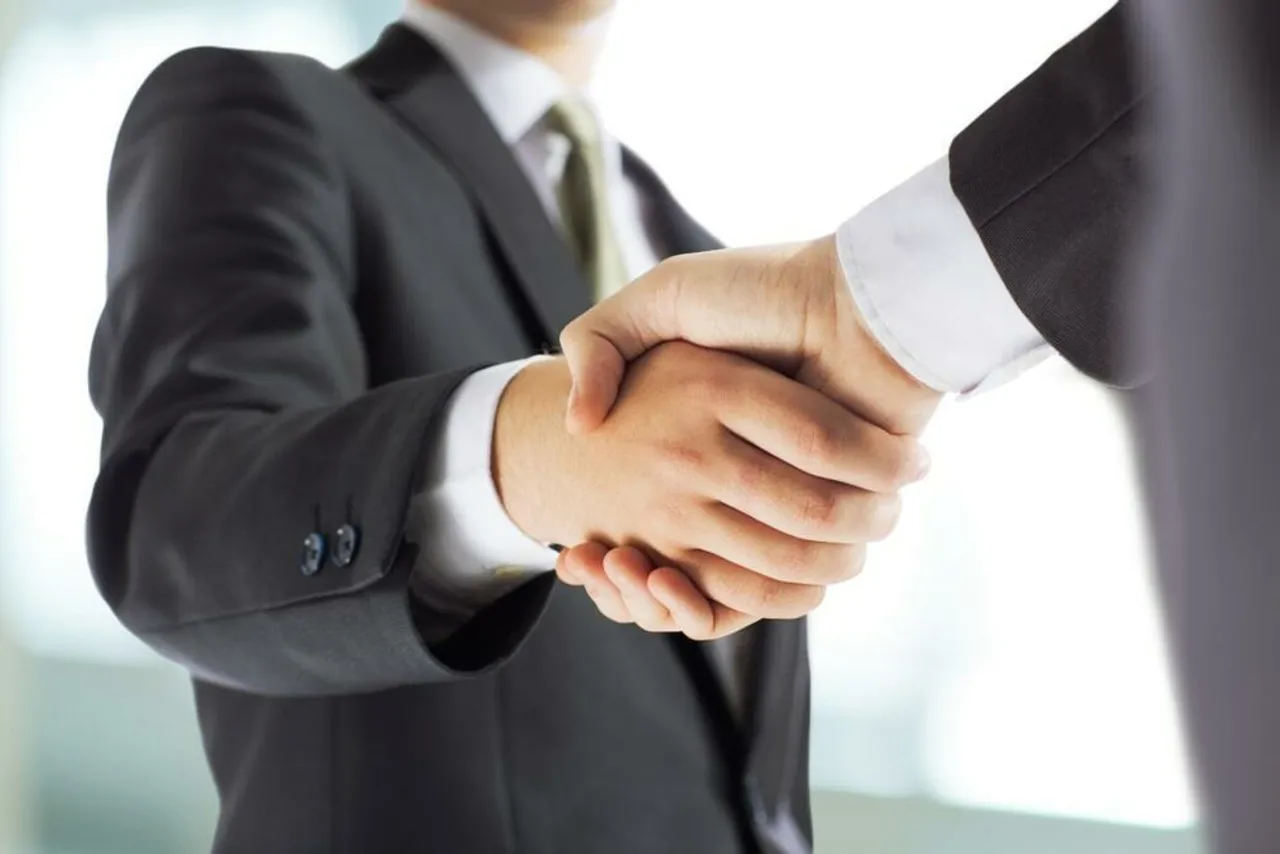 2-business-men-shaking-hands-shutterstock_381129667-min.jpg