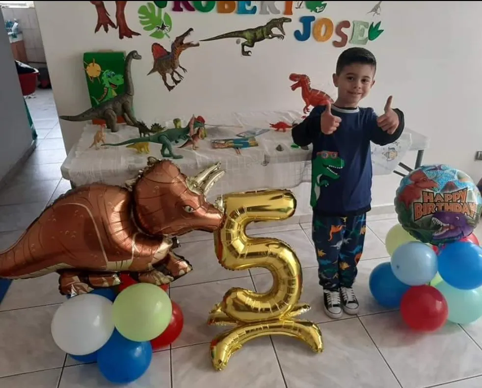 Su fiesta de Cumpleaños 5 demuestra su amor por los Dinosaurios./His Birthday 5 party demonstrates his love for Dinosaurs.