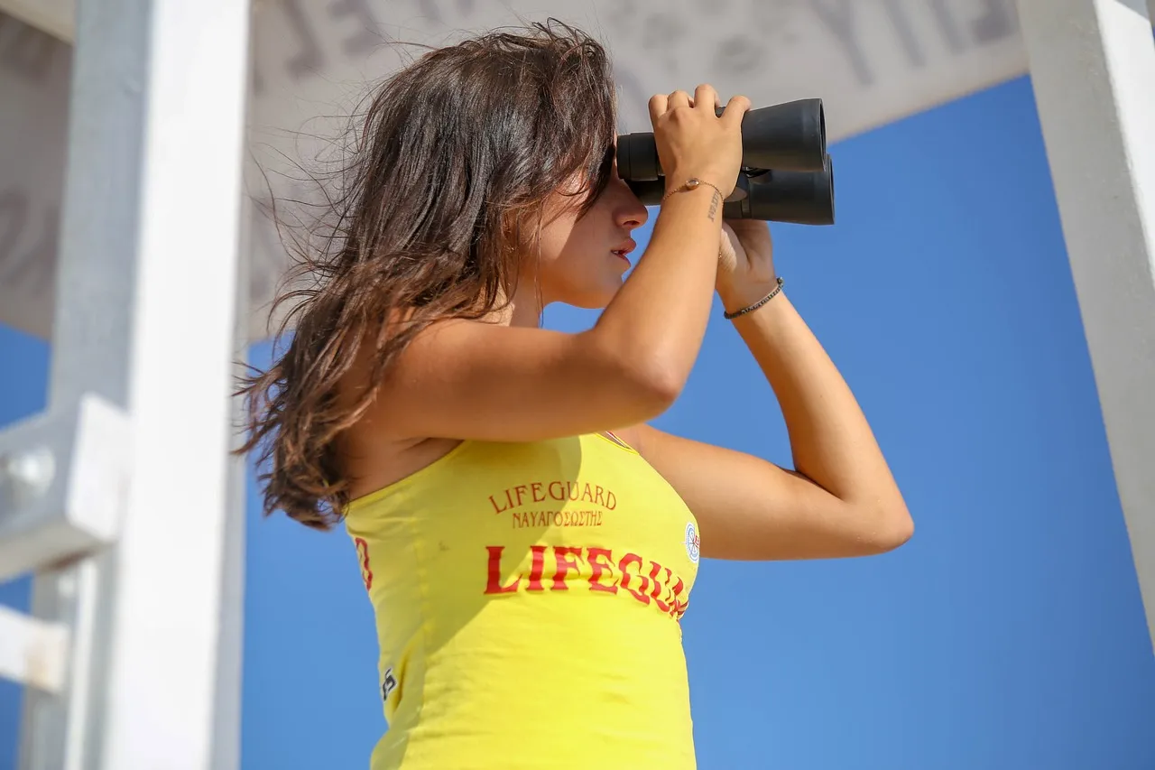 binoculars-6849600_1280.jpg