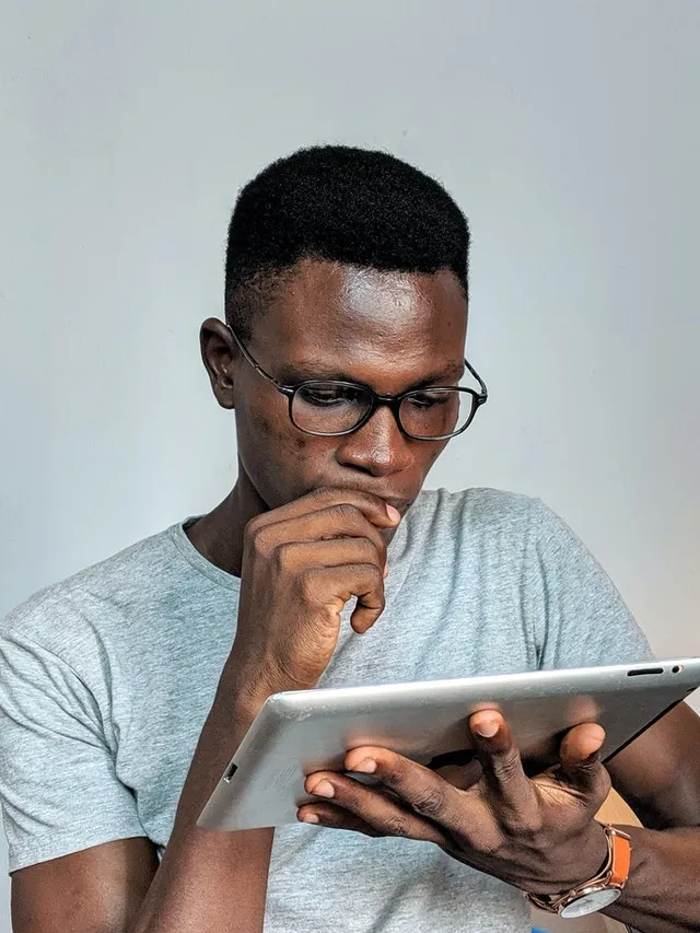 leeyendo taable Foto de Oladimeji Ajegbile en Pexels.jpg