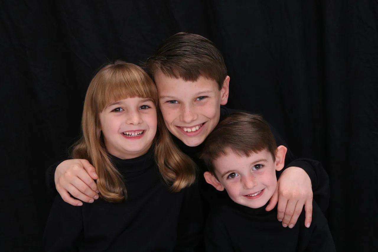 siblings-g05b2e2664_1920.jpg