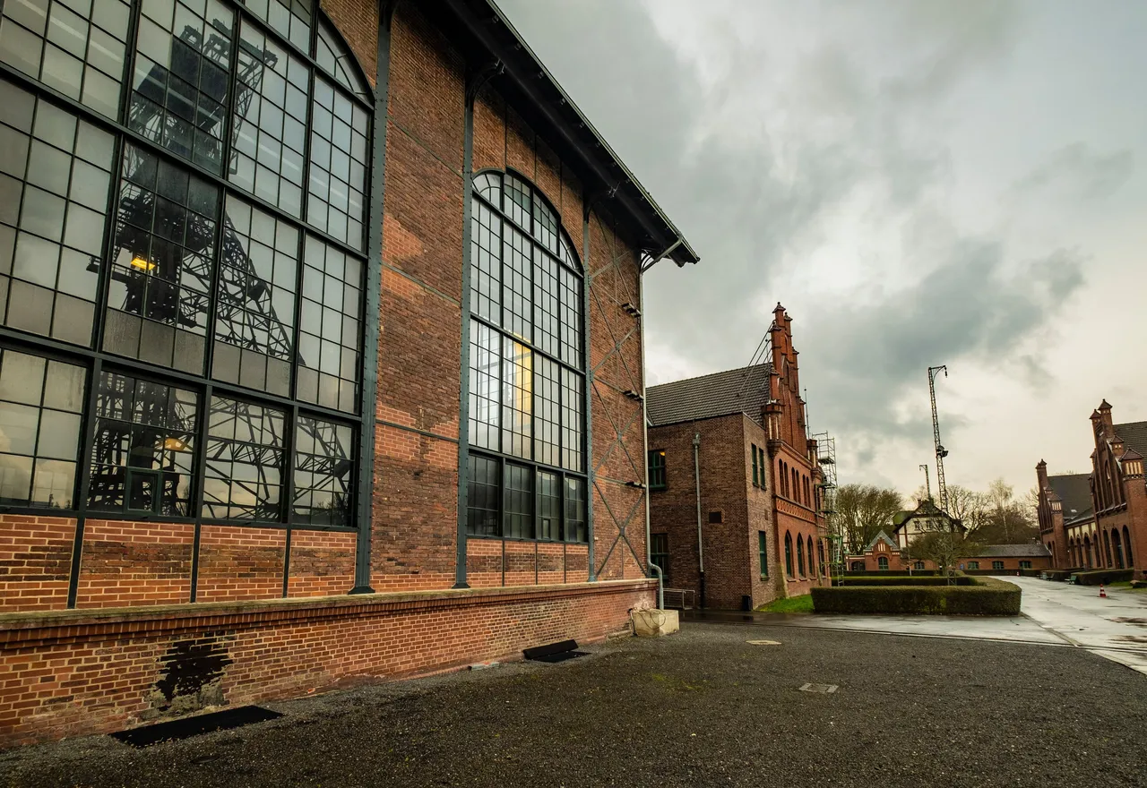 20230305_XT206016_Zollern_Spiegel_Foerderturm_Mashinenhalle.JPG