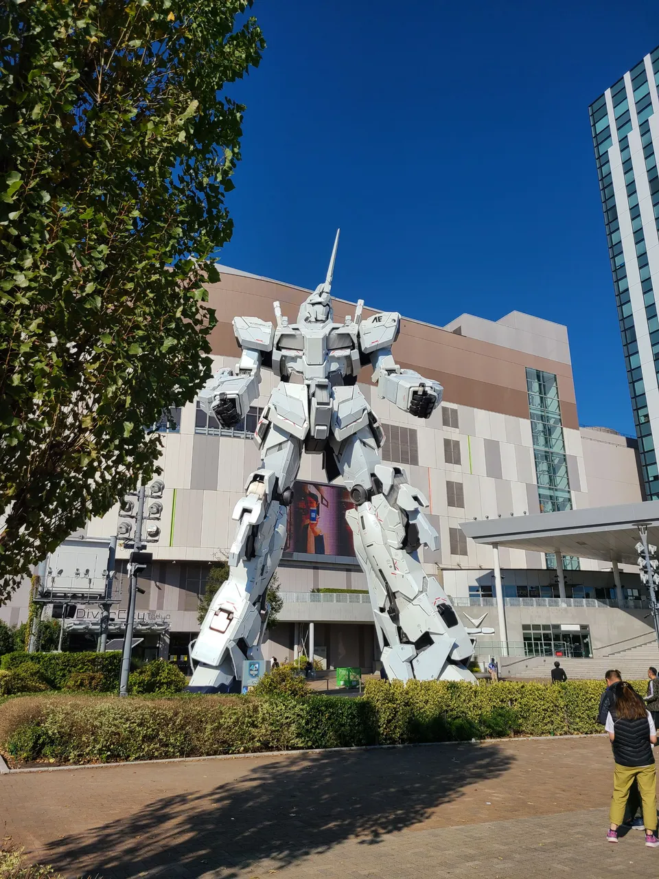 j013-Life Sized Gundam.jpg