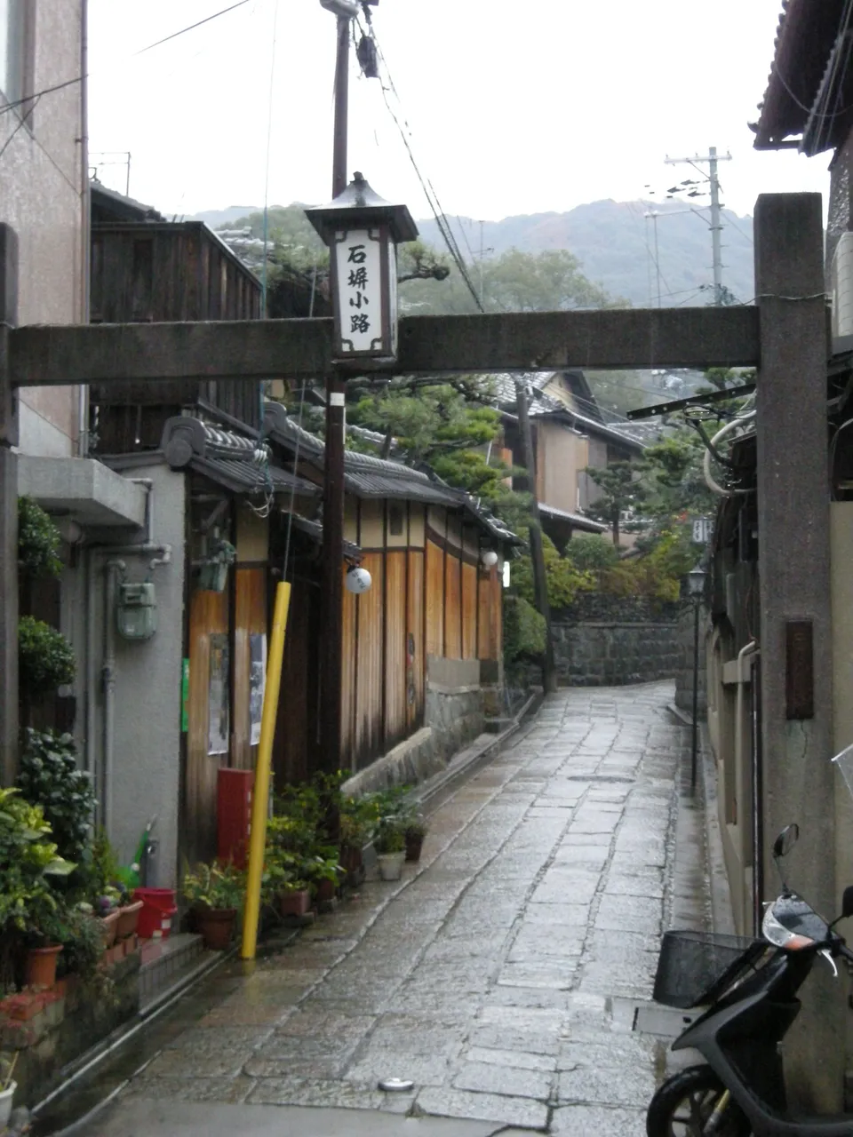 076-Side alley near Ryokan in Kyoto.JPG