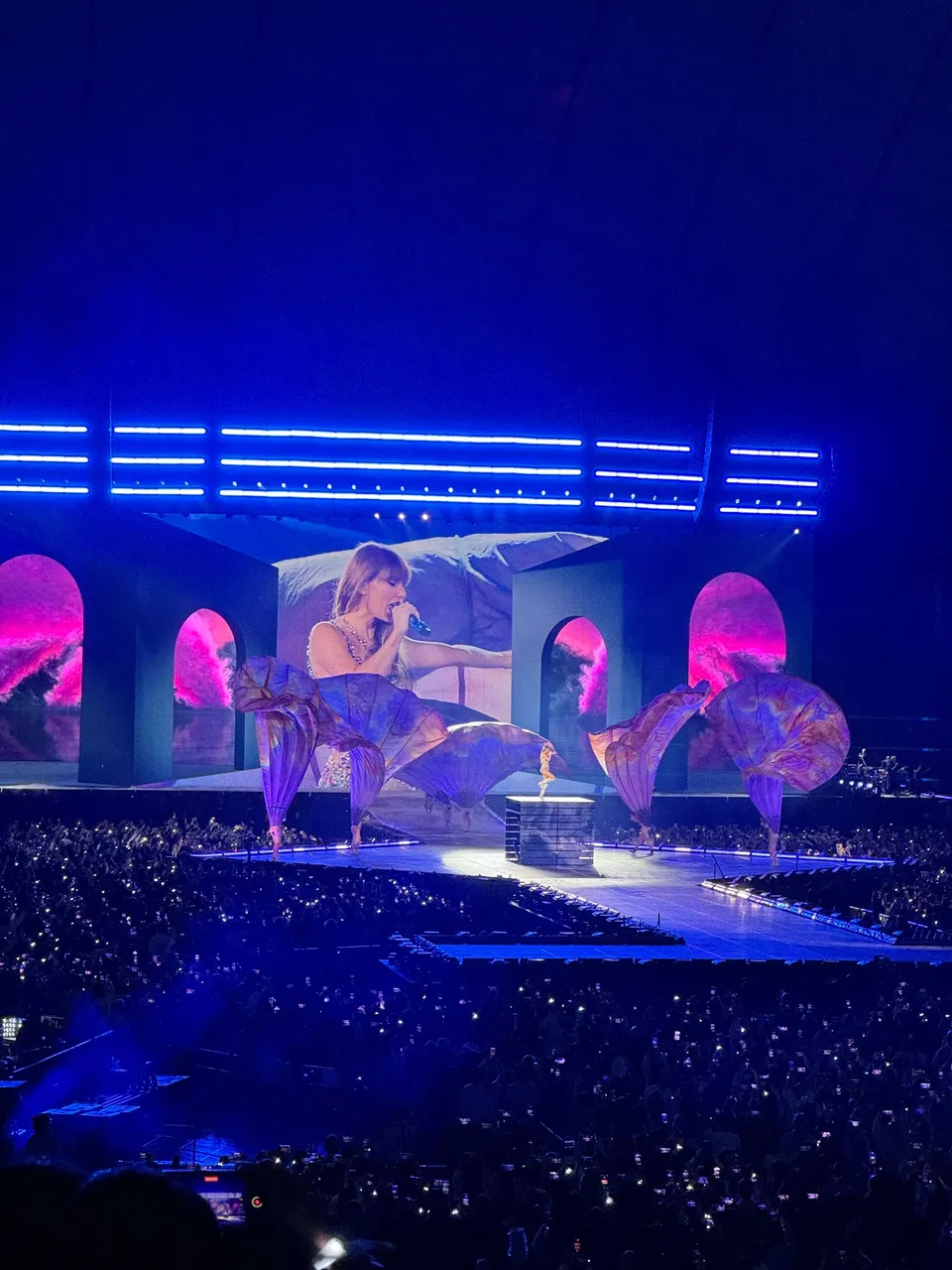 Taylor Swift in her entrance