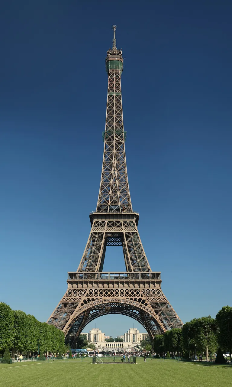 1200px-Tour_Eiffel_Wikimedia_Commons_(cropped).jpg