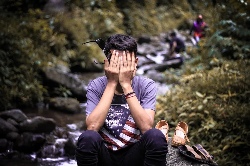 Man-Young-Shame-Hide-Close-Eyes-Forget-1879094.jpg