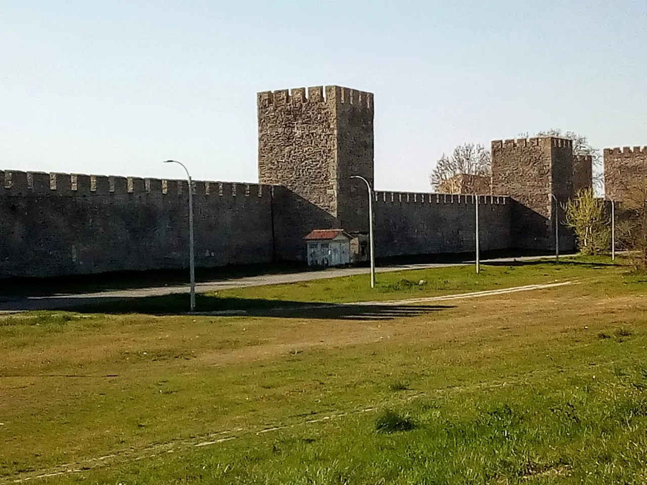 zid spolja sa jezave.jpg