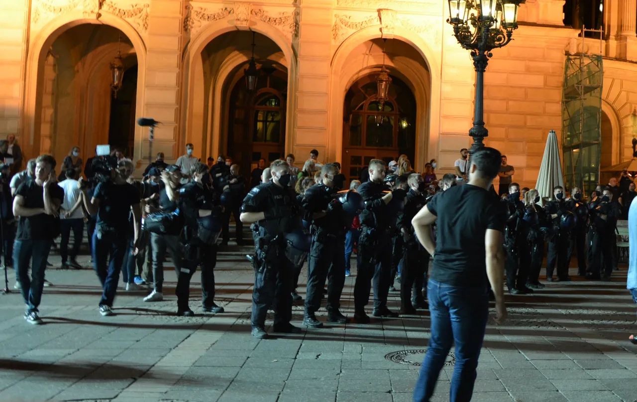 polizeikessel_3.jpg