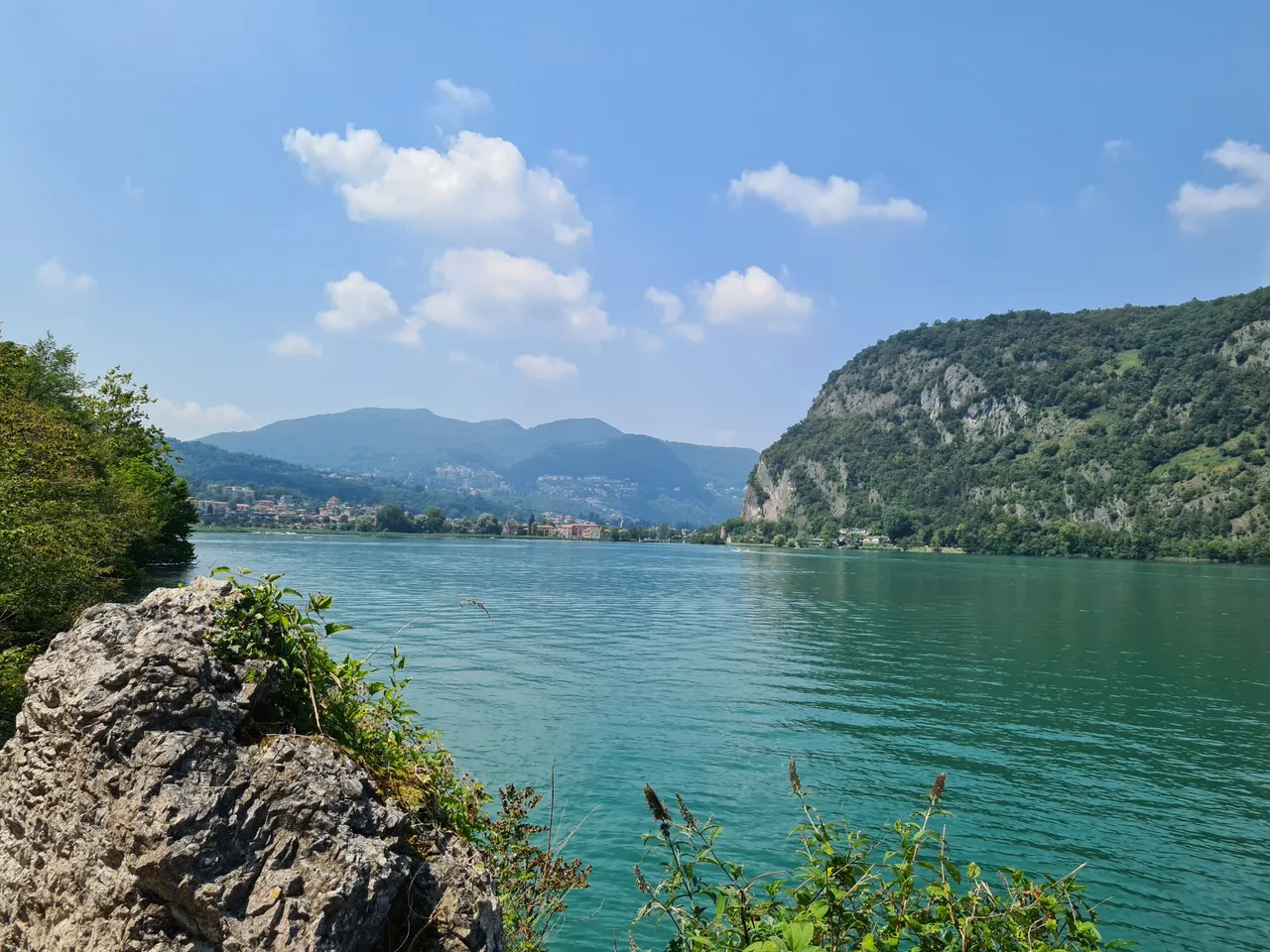 Vue sur le lac de Lugano, le Parco naturale del Monte Caslano et les Alpes depuis la route au bord du lac Lugano en Italie