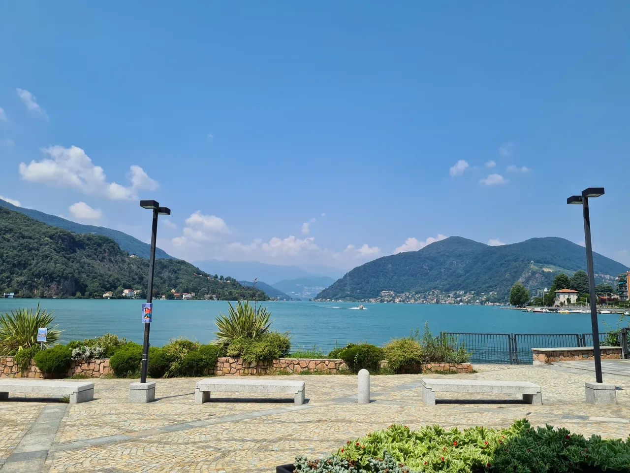 Vue sur la promenade de Porto Ceresio, le lac de Lugano et les Alpes depuis Porto Ceresio en Italie