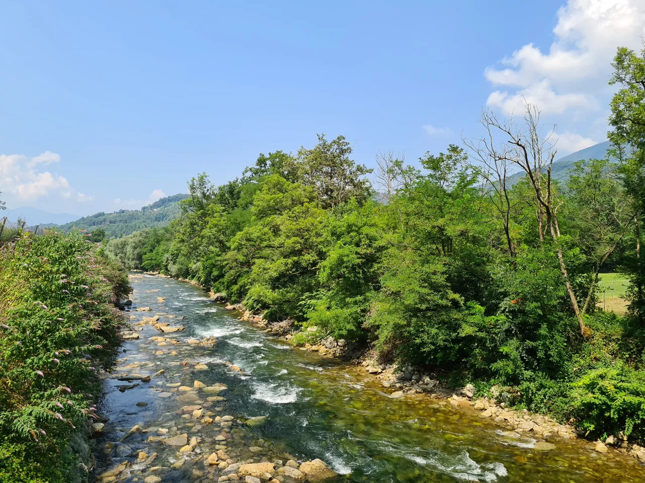 Vue sur la rivière Tresa depuis la route près de Avigno en Italie