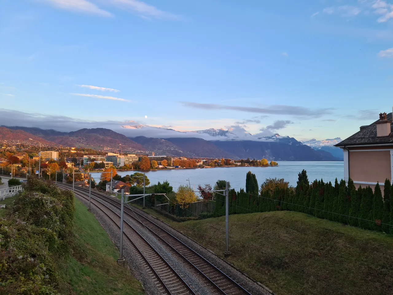 Vue sur la ville de Vevey, le lac Léman, les pré-Alpes, la lune et l'entrée du Valais depuis Vevey