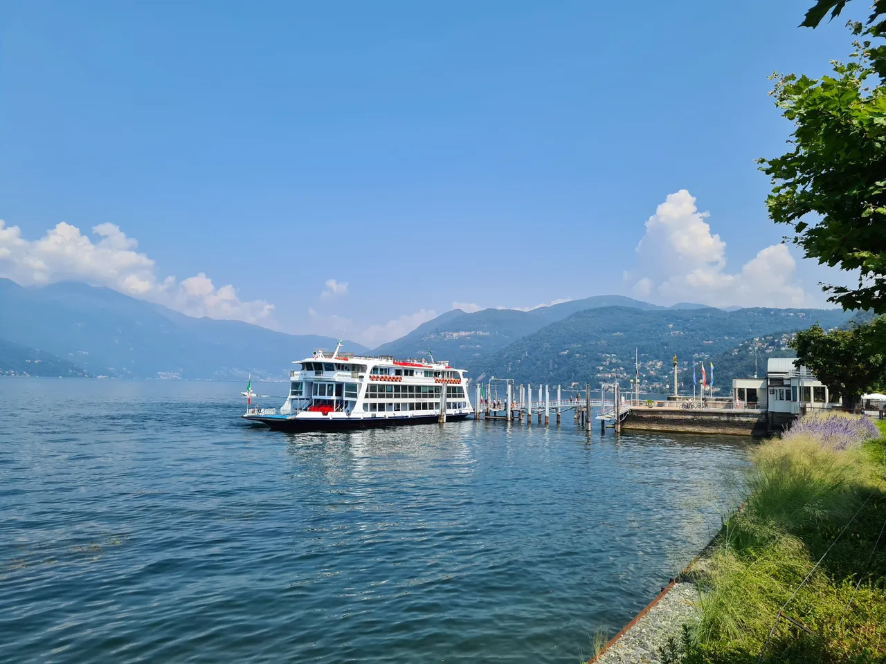 Vue sur le lac Lago di Maggiore et les Alpes depuis Luino en Italie