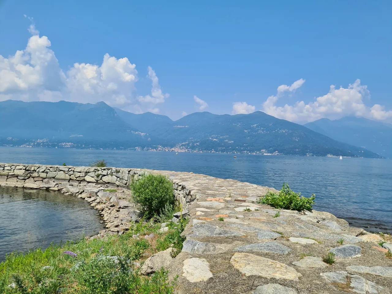 Vue sur le lag Lago Maggiore et les Alpes Italiennes depuis Luino en Italie