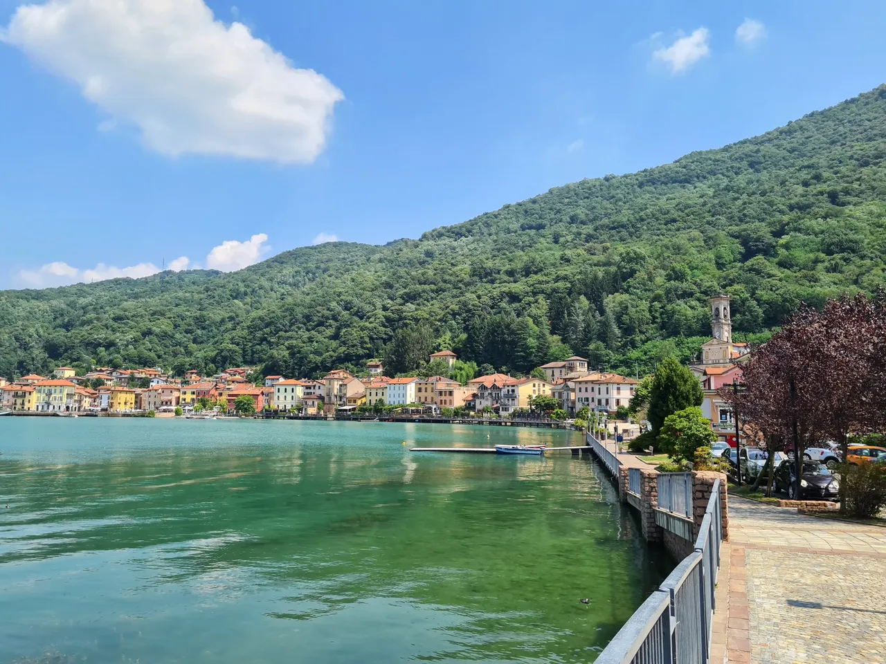 Vue sur le lac de Lugano et la ville de Porto Ceresio depuis Porto Ceresio en Italie