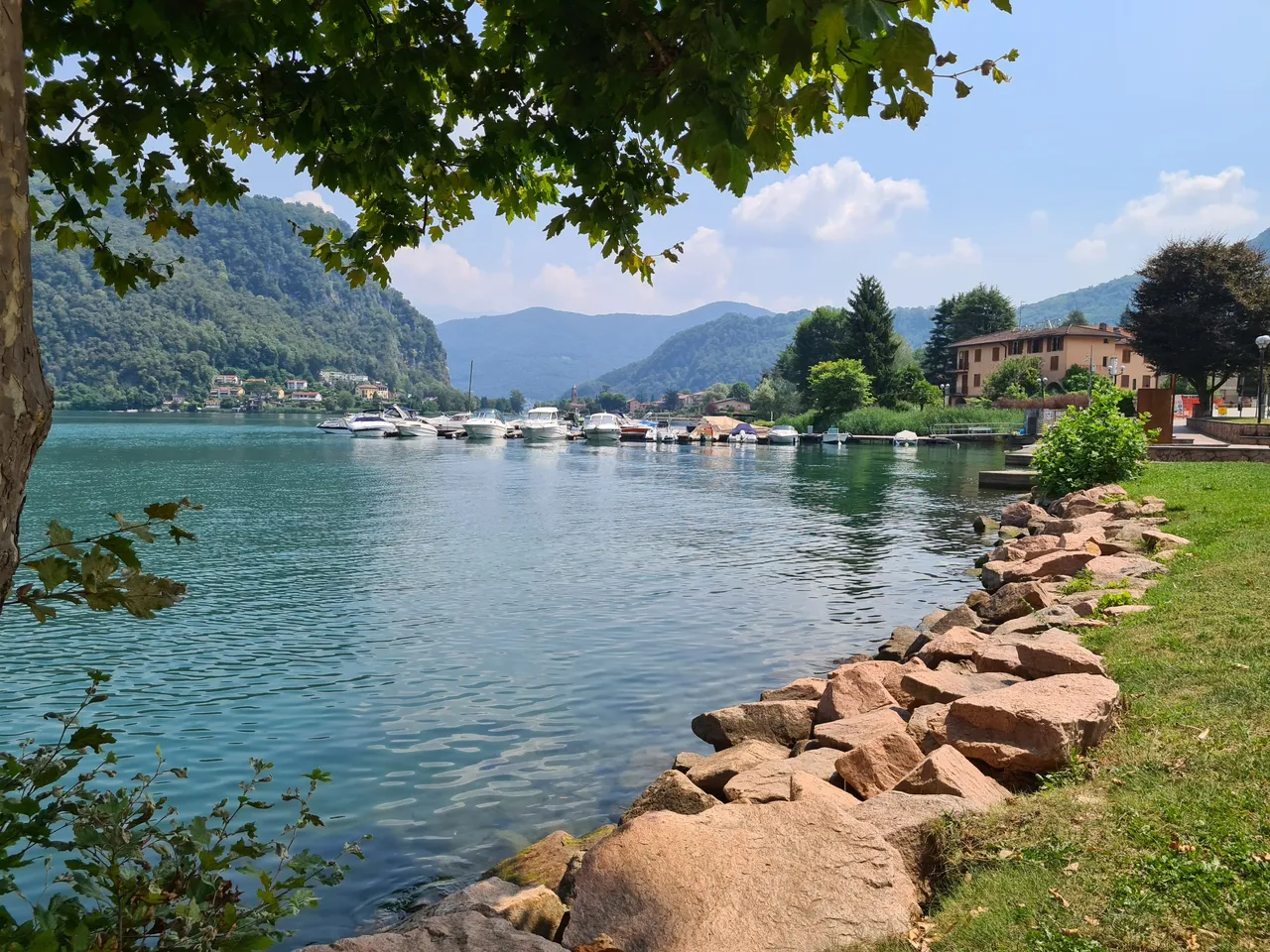 Vue sur le lac de Lugano et les Alpes depuis Ponte Tresa en Italie