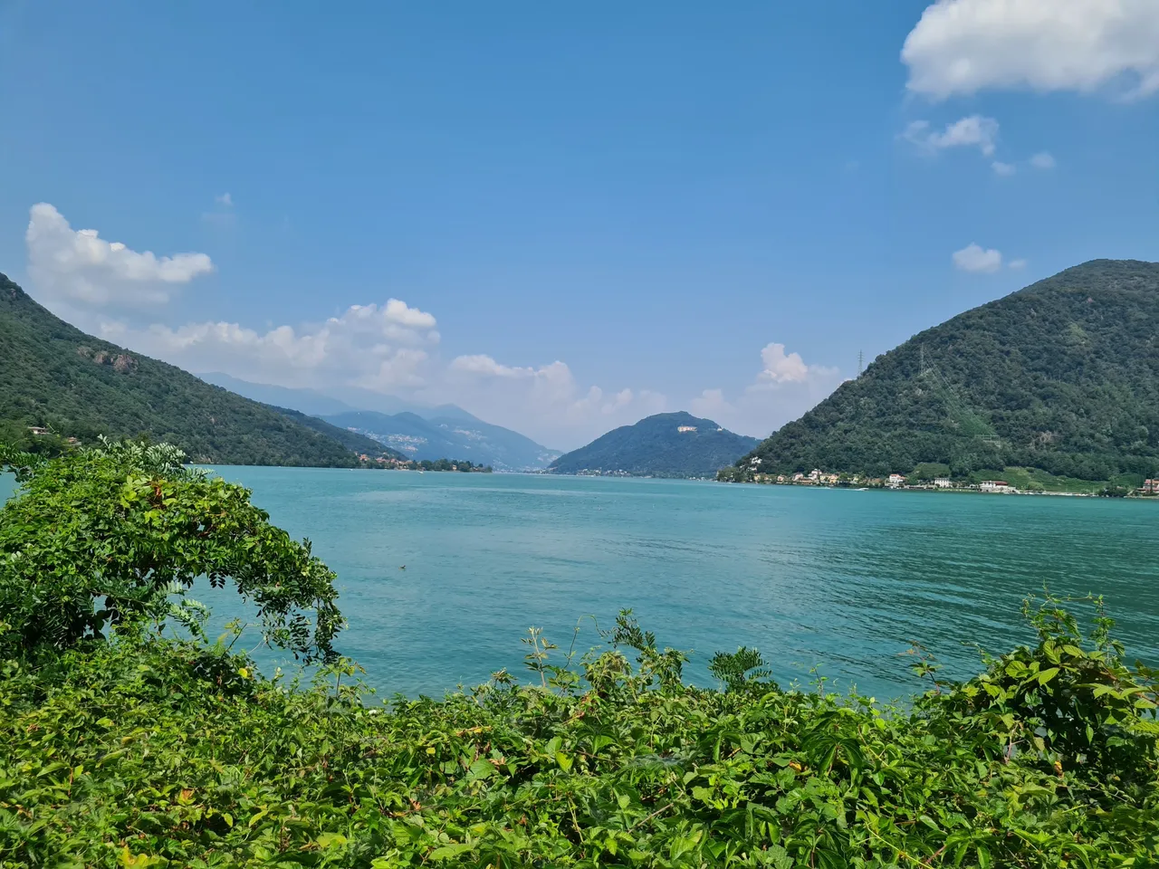 Vue sur le lac de Lugano et les Alpes depuis la route près de Cuasso al Lago I en Italie