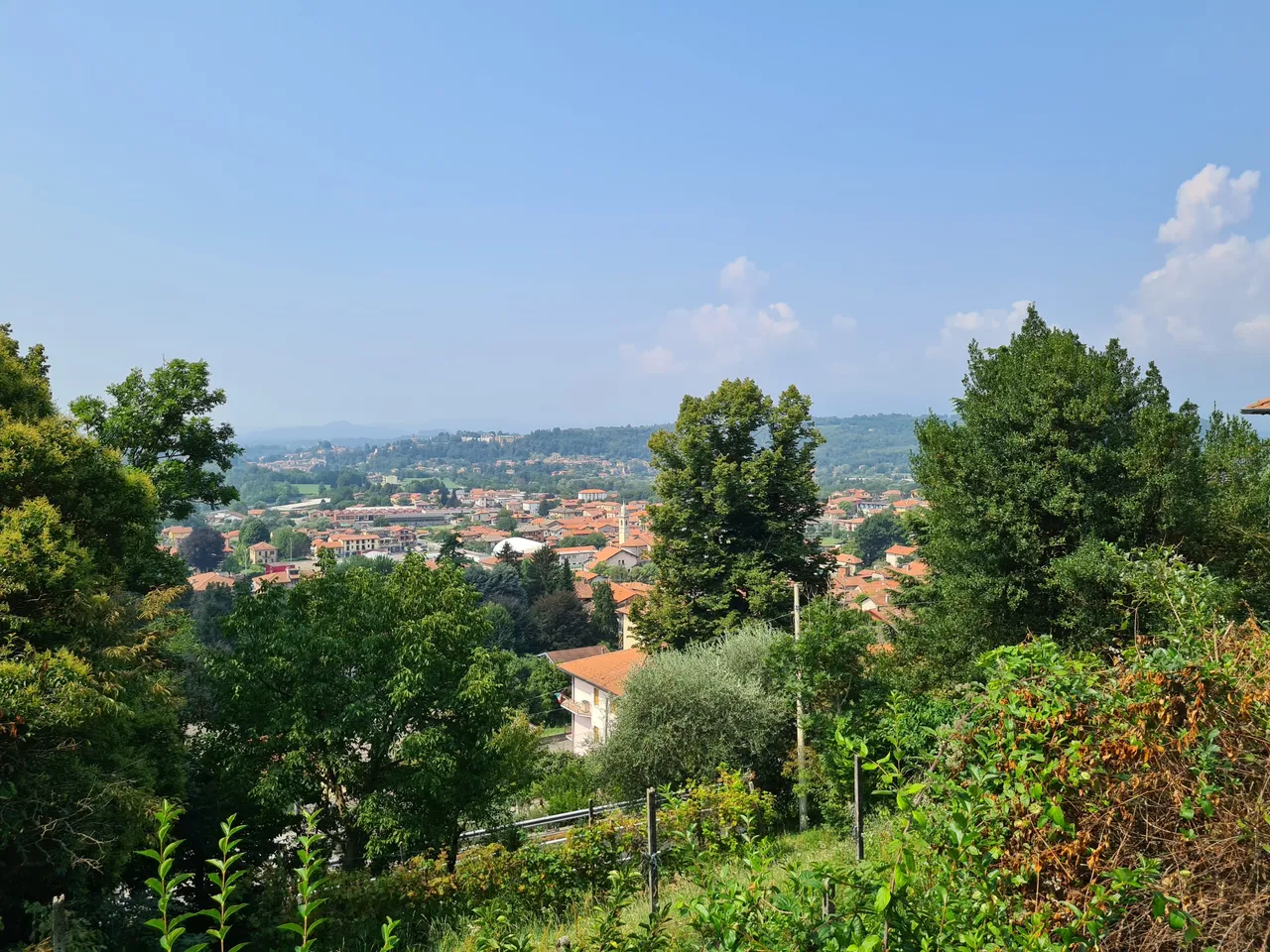 Vue sur la ville de Cocquio-Trevisago depuis Cocquio-Trevisago en Italie