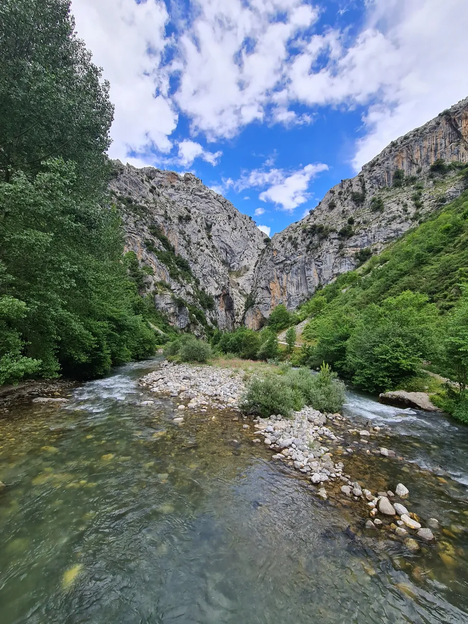 One of the points where you will be closest to the river, near the town of Ca铆n de Valde贸n (starting point).