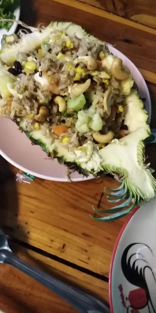 One of my favorite dishes! Fry rice on the pineapple