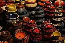 qlow-220px-_Traditional_pottery_in_Dilli_Haat.jpg