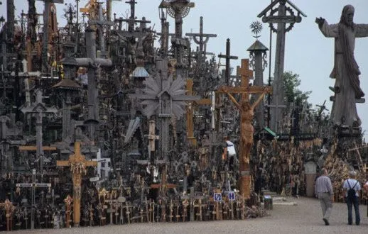 15 Lithuania - Siauliai - Hill of Crosses - Visitors at the hill II 15.jpg