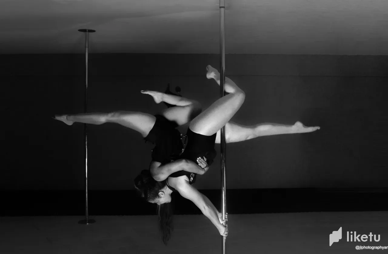 clgjj6s1m01nh5usz3ofmfd5x_POL_DANCE_27.webp