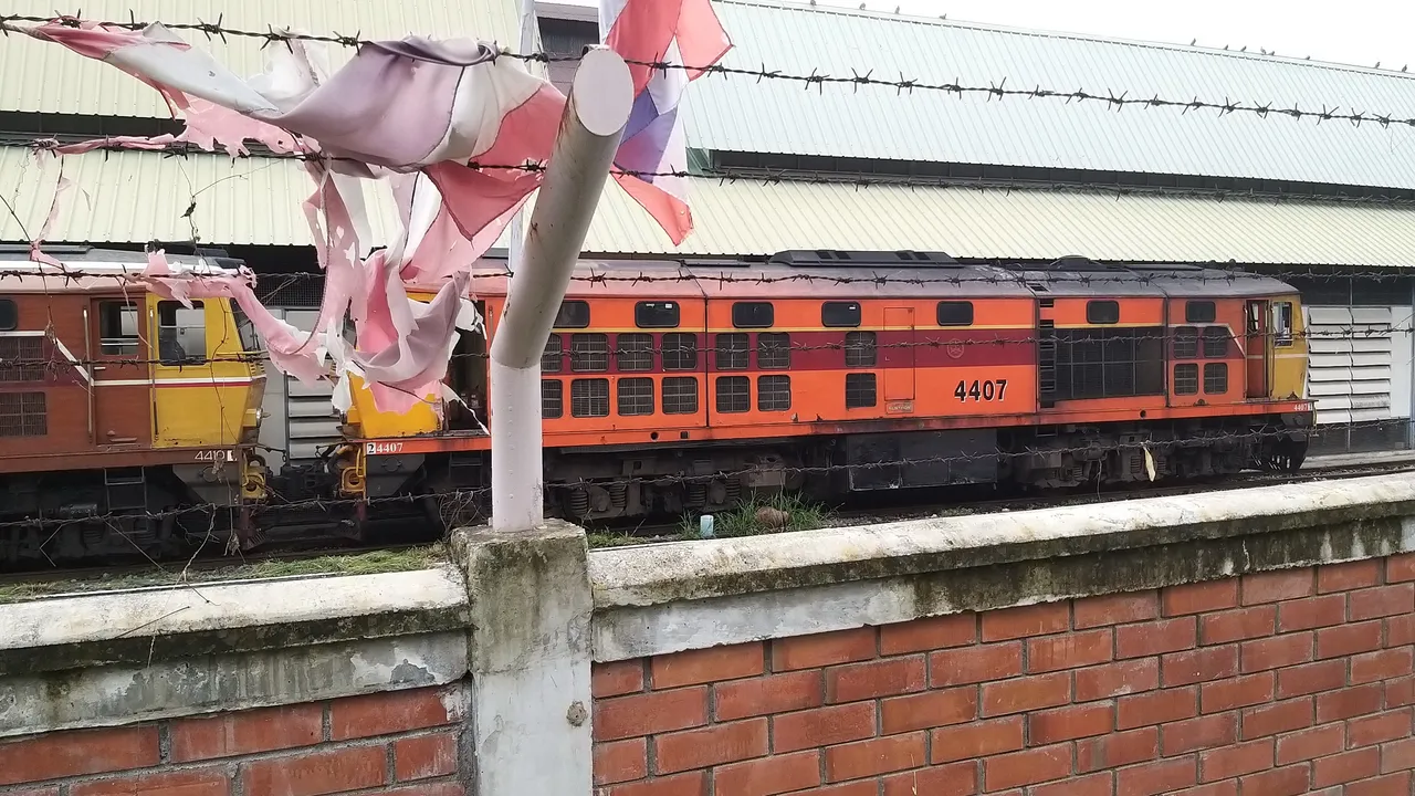 makaasak_train_grave_yard_bangkok_streets_august_2020_414.jpg