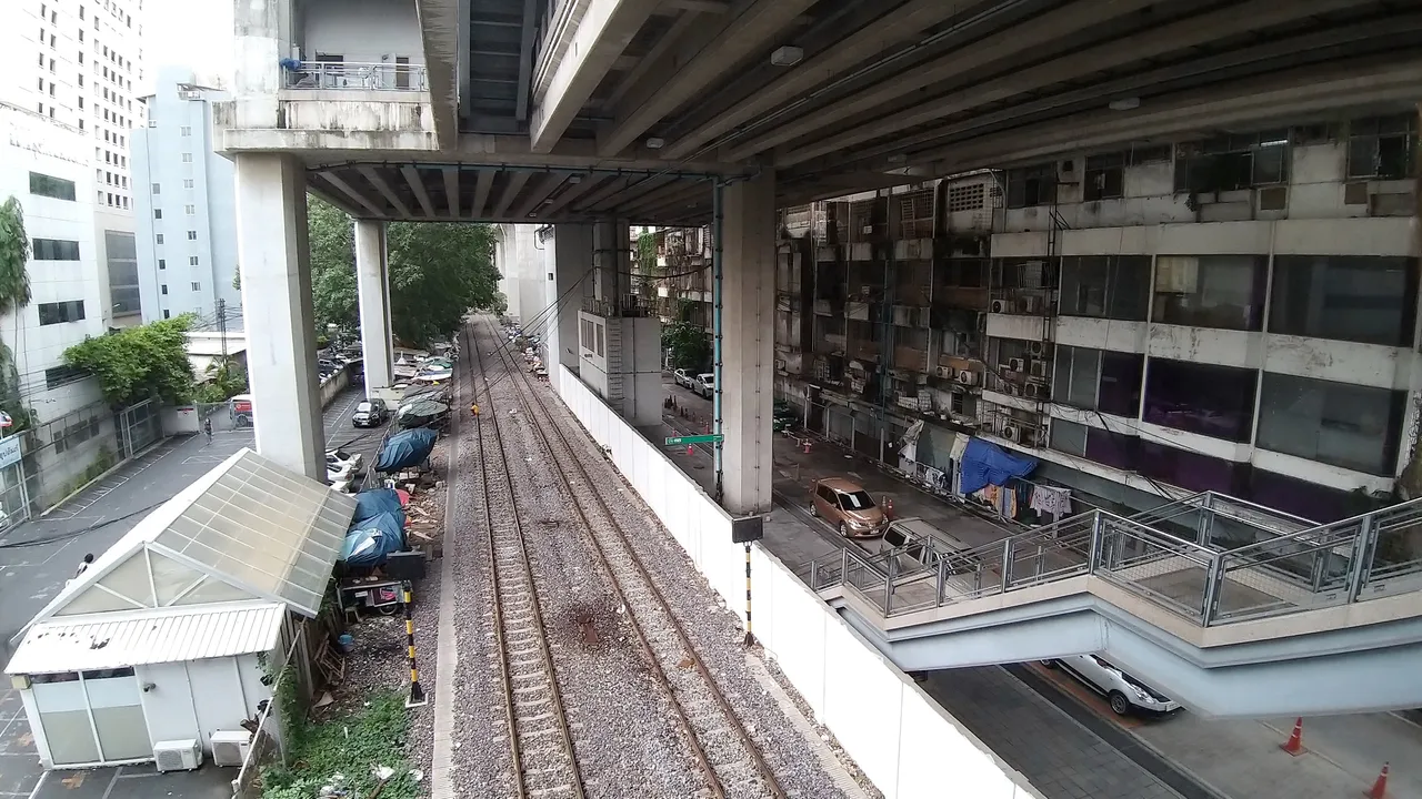 makaasak_train_grave_yard_bangkok_streets_august_2020_451.jpg