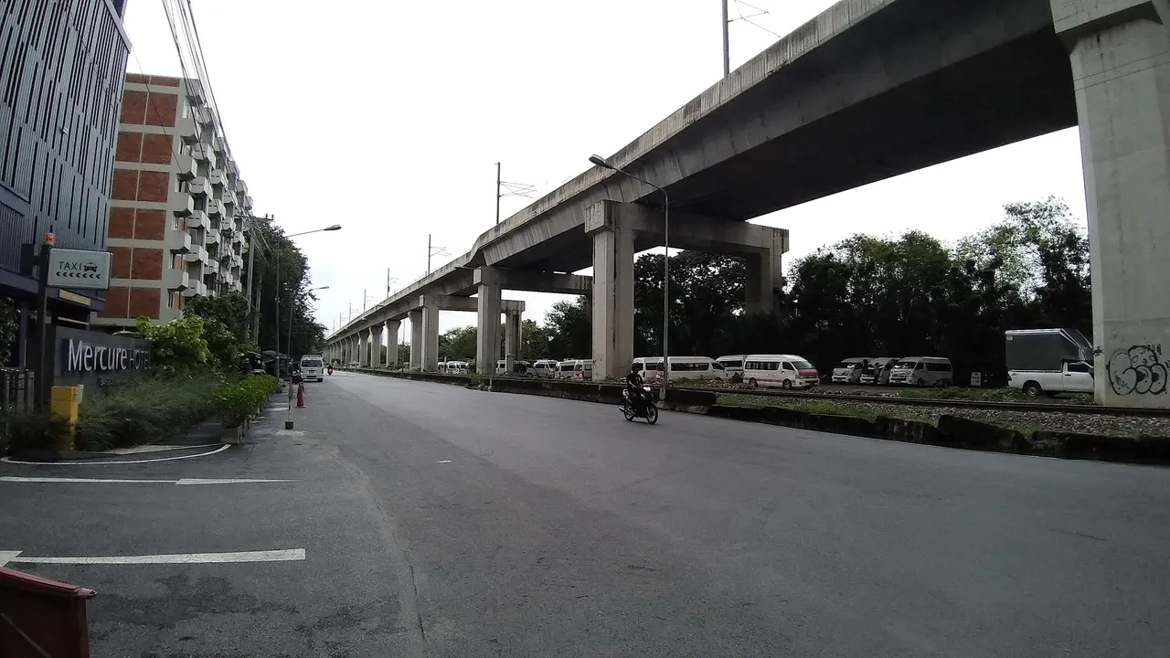 makaasak_train_grave_yard_bangkok_streets_august_2020_240.jpg