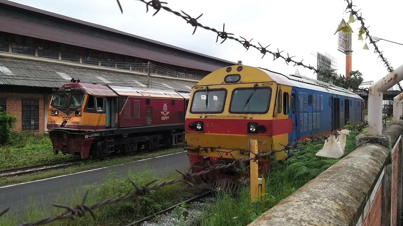 makaasak_train_grave_yard_bangkok_streets_august_2020_431.jpg