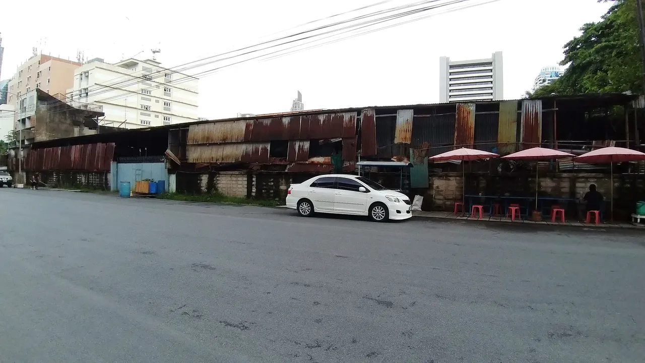 makaasak_train_grave_yard_bangkok_streets_august_2020_239.jpg