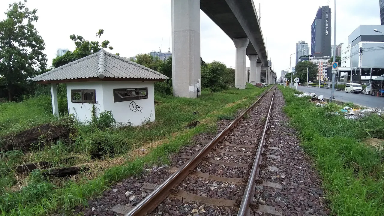 makaasak_train_grave_yard_bangkok_streets_august_2020_318.jpg