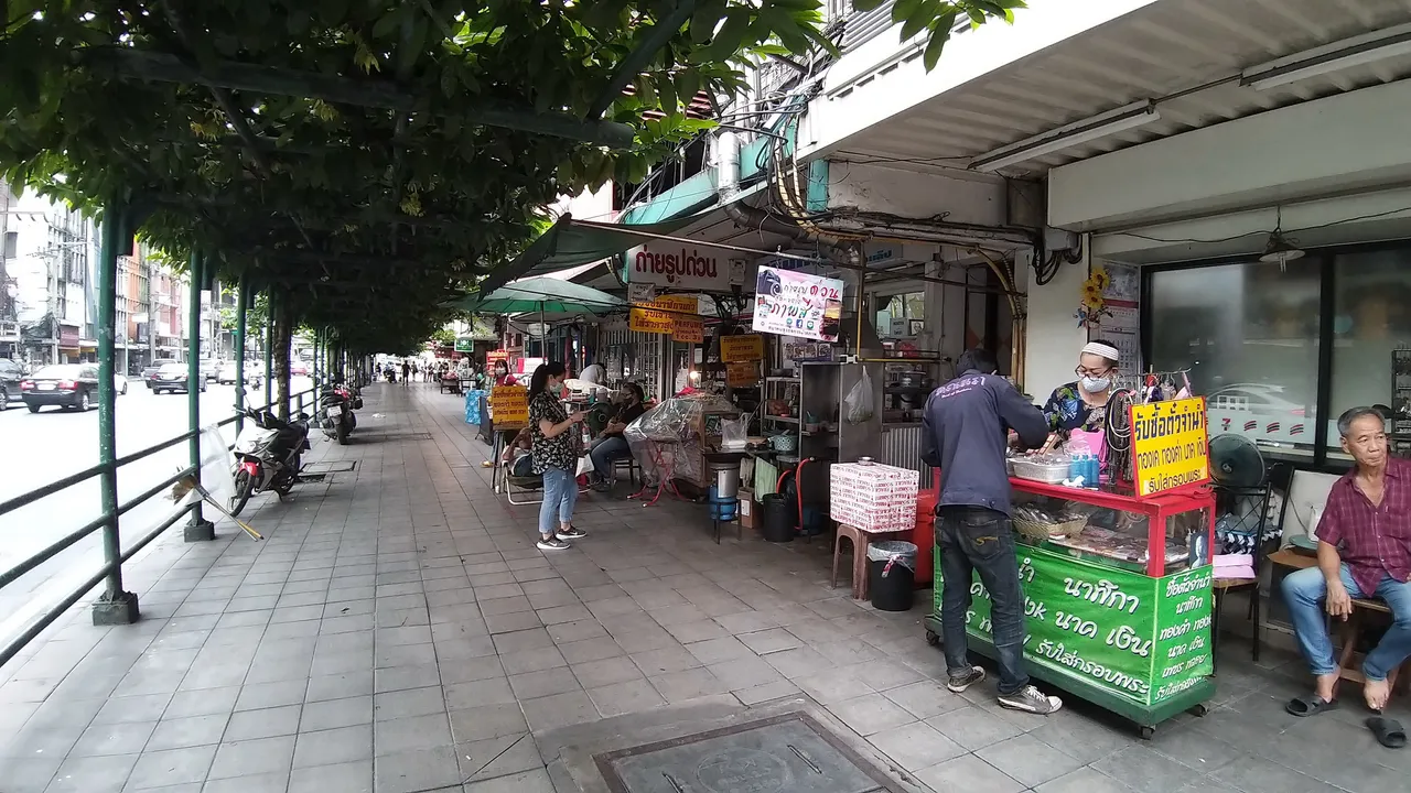 makaasak_train_grave_yard_bangkok_streets_august_2020_455.jpg