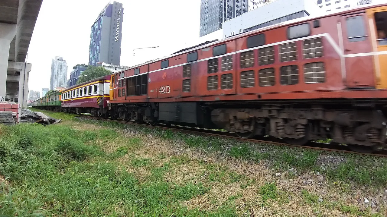 makaasak_train_grave_yard_bangkok_streets_august_2020_269.jpg