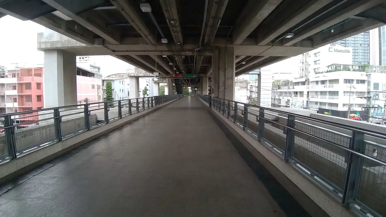 makaasak_train_grave_yard_bangkok_streets_august_2020_446.jpg