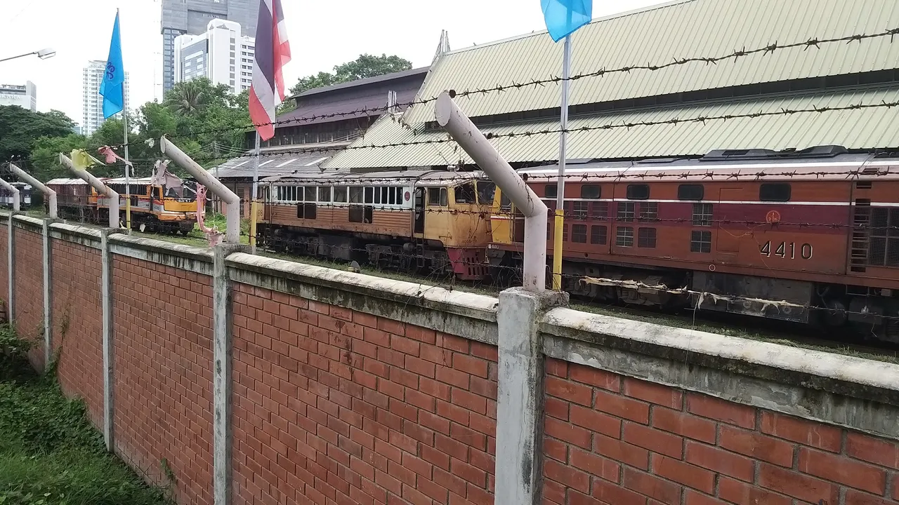 makaasak_train_grave_yard_bangkok_streets_august_2020_416.jpg