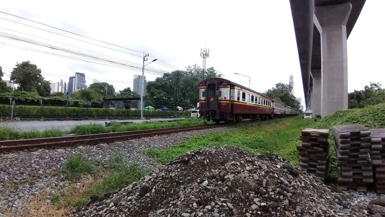 makaasak_train_grave_yard_bangkok_streets_august_2020_279.jpg