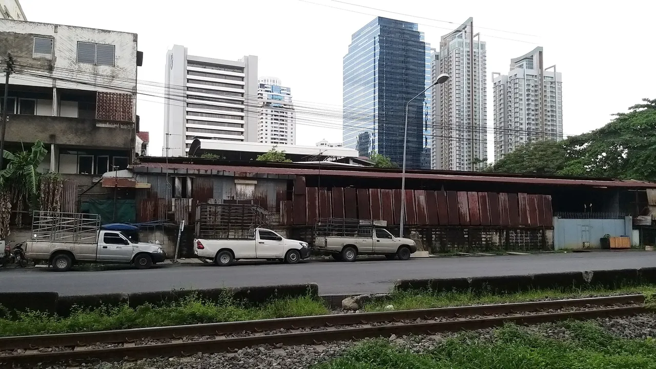 makaasak_train_grave_yard_bangkok_streets_august_2020_234.jpg