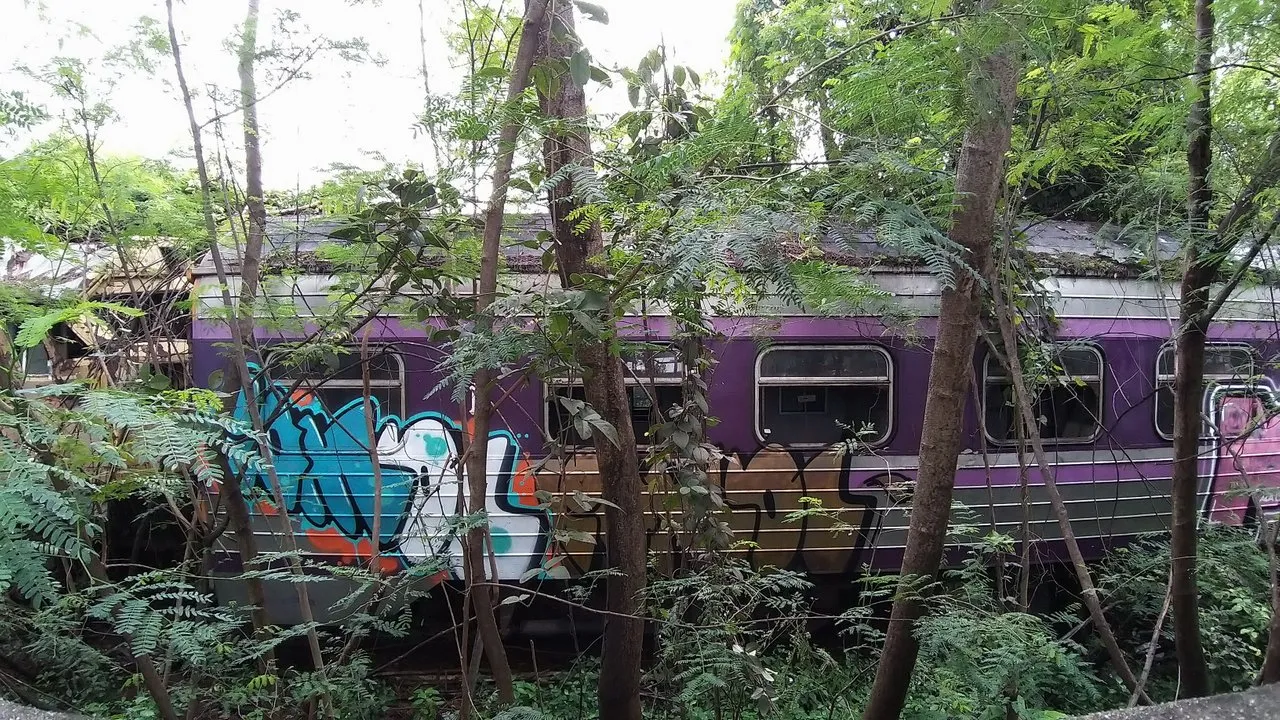 makaasak_train_grave_yard_bangkok_streets_august_2020_298.jpg