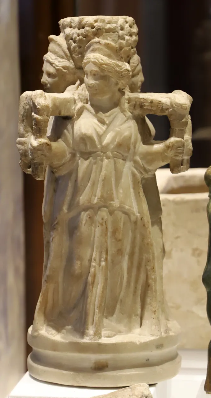 Statuetta di ecate, in marmo, dalla collezione venuti, 1 secolo dc. — Sailko, CC BY-SA 4.0, via Wikimedia Commons