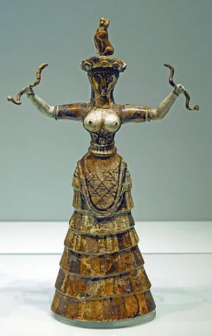 Snake goddess archmus Heraklion - Heraklion Archaeological Museum, CC0, via Wikimedia Commons