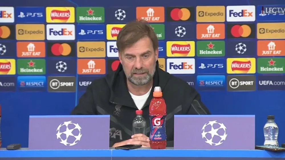 jurgen-klopp--en-sala-de-prensa-de-cara-a-un-partido-del-liverpool-con-el-villarreal-en-semifinales-de-la-champions-league-2021-22--captura-liverpoolfc.jpg